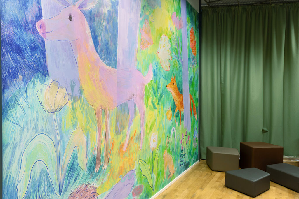 Uutelan metsä kuvattuna Vuosaaren kirjaston lukutilaan Helsingissä